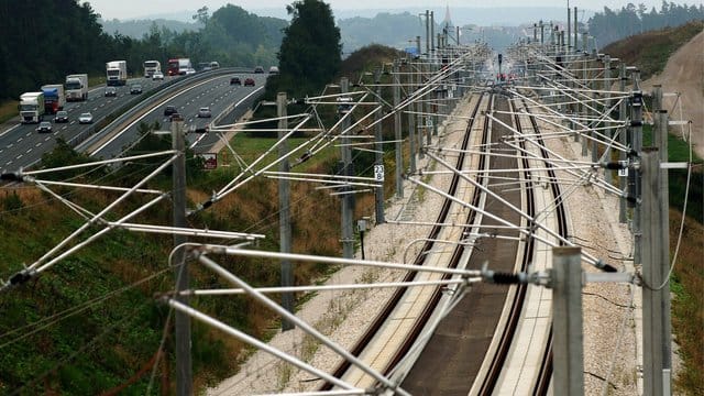 Die ICE-Strecke Nürnberg-München verläuft nahe dem mittelfränkischen Allersberg . Die ICE-Strecke Nürnberg-München verläuft nahe dem mittelfränkischen Allersberg .