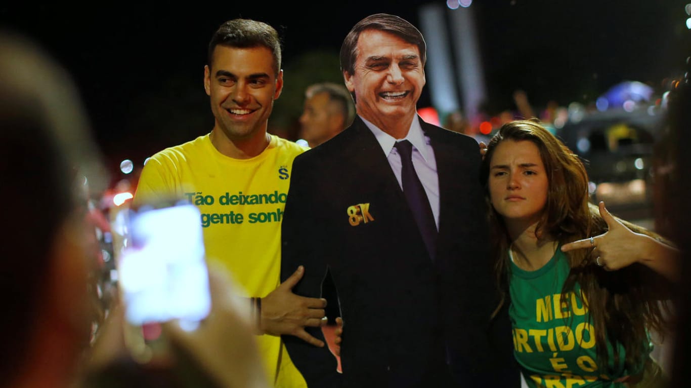 Brasilia: Anhänger von Jair Bolsonaro posieren mit einer Pappfigur des siegreichen Präsidentschaftskandidaten.