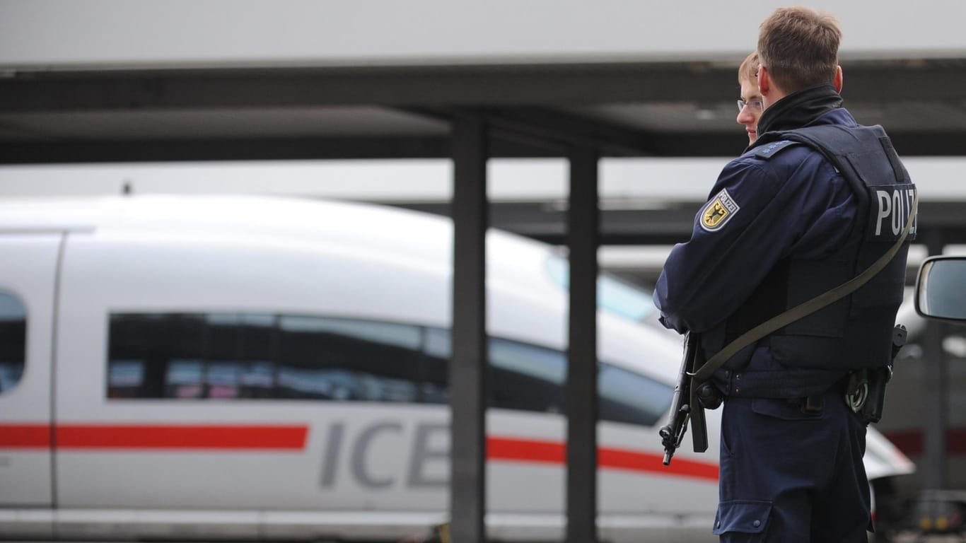 Polizisten am Münchner Hauptbahnhof: Ermittler untersuchen, um welche Art Angriff es sich bei der Beschädigung des Zuges handelt. (Symbolbild)