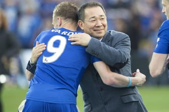 Klubboss Vichai Srivaddhanaprabha (r., hier mit Jamie Vardy) hatte ein gutes Verhältnis zu den Leicester-Spielern.