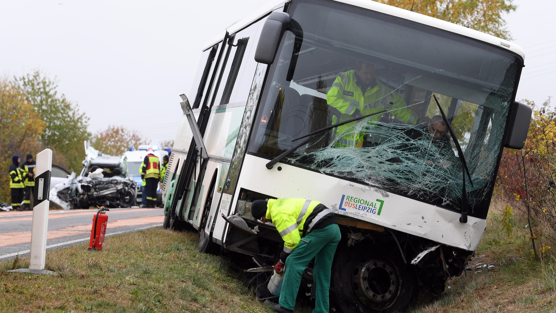 Das Wrack des Pkw und des Schulbusses: Der Autofahrer ist bei dem Unfall schwer verletzt worden.