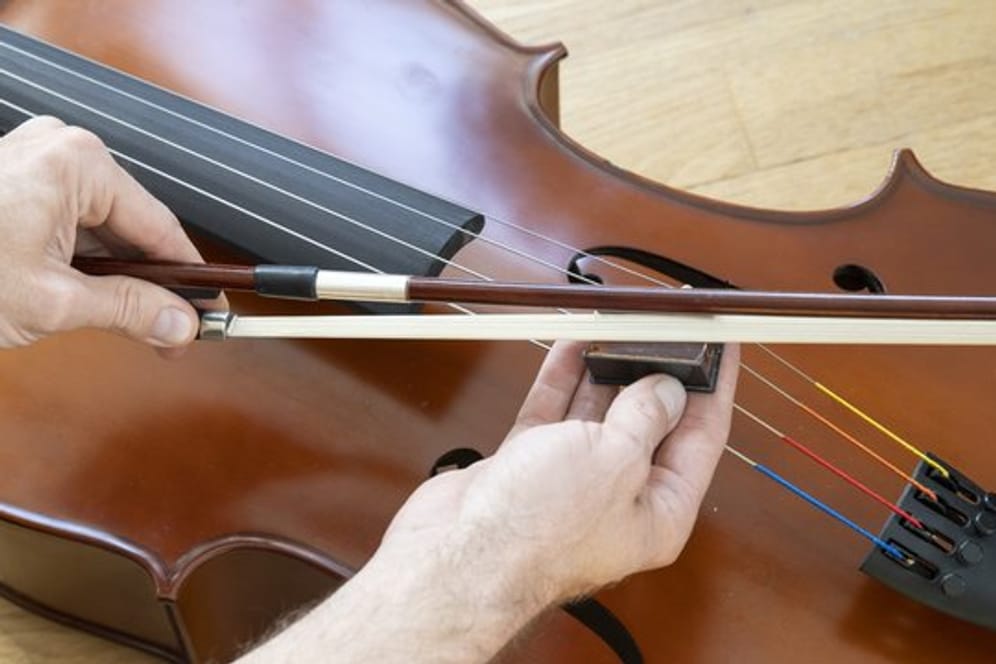 Das Harz des Bogens trocknet mit der Zeit aus und hinterlässt Staub auf dem Instrument.