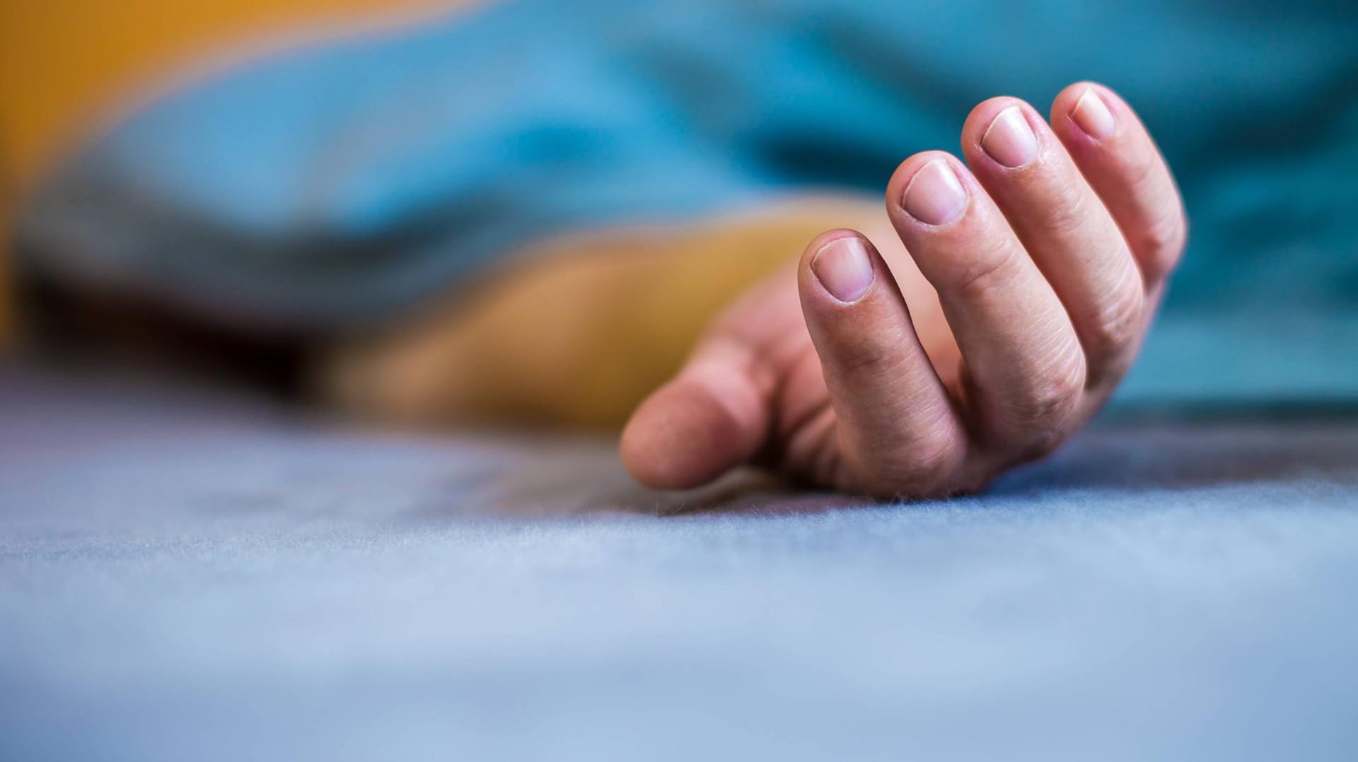 Fremder im Bett: Der Besucher hat sich offenbar in der Haustür getäuscht. (Symbolfoto) Fremder im Bett: Der Besucher hat sich offenbar in der Haustür getäuscht. (Symbolfoto)