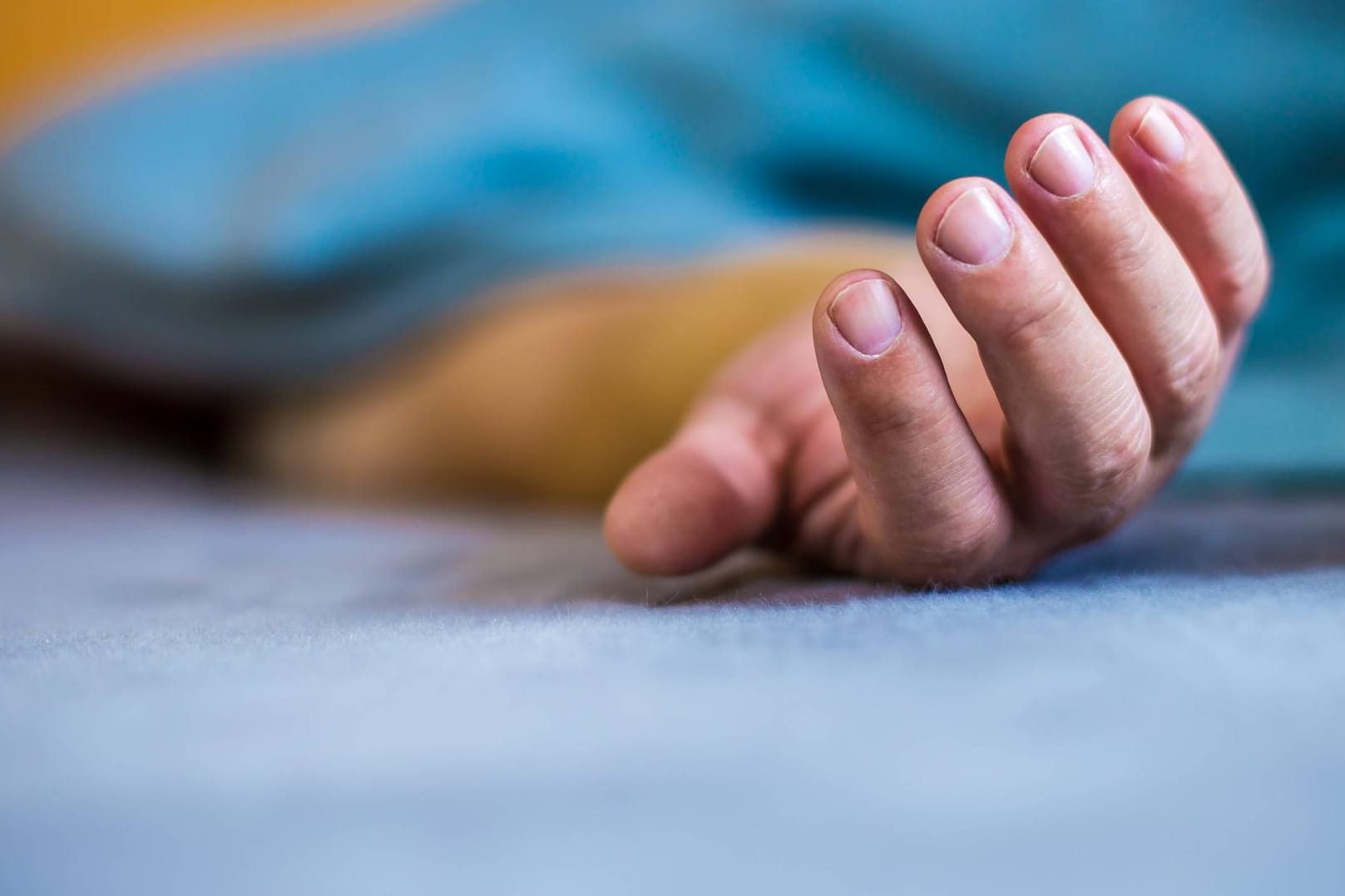 Fremder im Bett: Der Besucher hat sich offenbar in der Haustür getäuscht. (Symbolfoto)