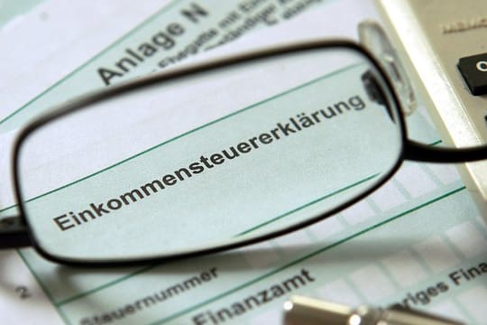 Alleinerziehende können bei der Steuererklärung den Entlastungsbetrag geltend machen. Alleinerziehende können bei der Steuererklärung den Entlastungsbetrag geltend machen.