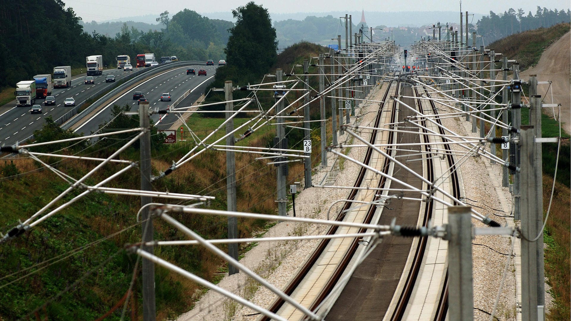 Parallel zur Autobahn A 9 verläuft nahe dem mittelfränkischen Allersberg die ICE-Strecke Nürnberg-München.