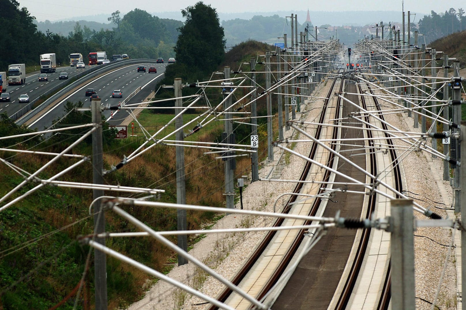 Parallel zur Autobahn A 9 verläuft nahe dem mittelfränkischen Allersberg die ICE-Strecke Nürnberg-München.