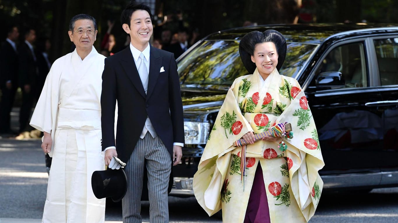 Kei Moriya und Prinzessin Ayako: Vor der Trauungszeremonie trug sie einen Kimono in zartem Gelb.