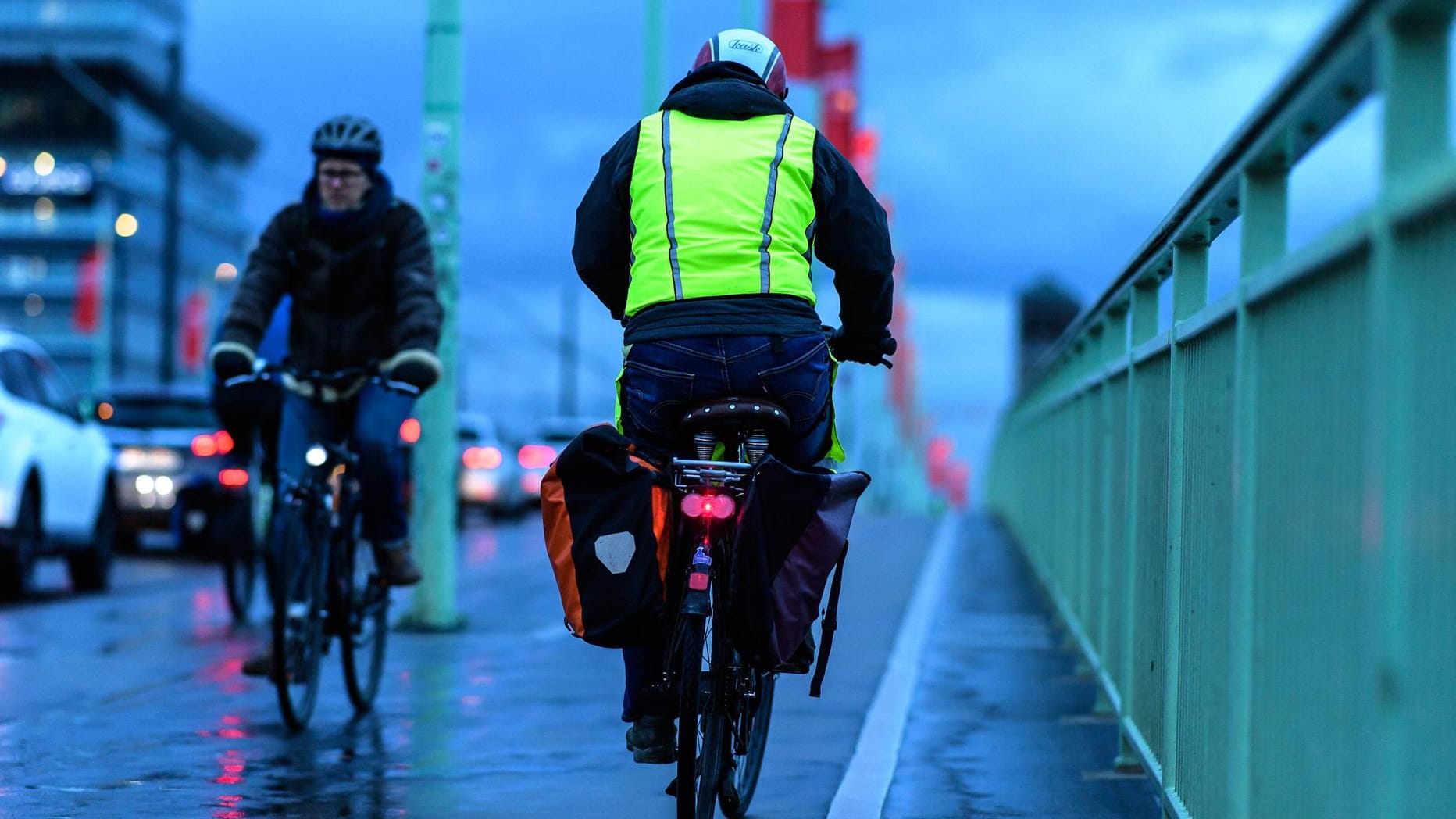 Fahrradfahrer bei Dämmerung