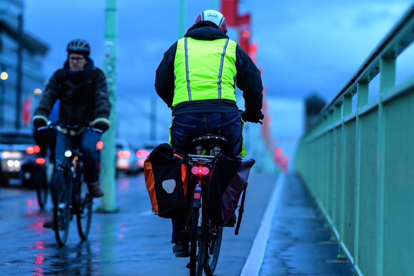 Fahrradfahrer bei Dämmerung