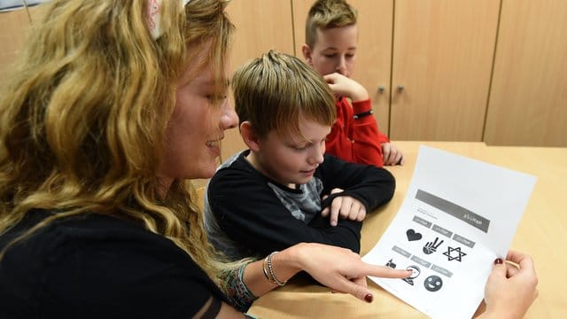 Schul-Workshop gegen Hass im Netz: YouTuberin Yvonne Pferrer (l) im Gespräch mit Schülern der 7. Schul-Workshop gegen Hass im Netz: YouTuberin Yvonne Pferrer (l) im Gespräch mit Schülern der 7.