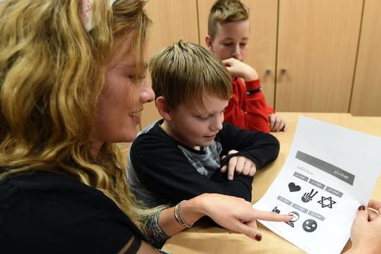 Schul-Workshop gegen Hass im Netz: YouTuberin Yvonne Pferrer (l) im Gespräch mit Schülern der 7.