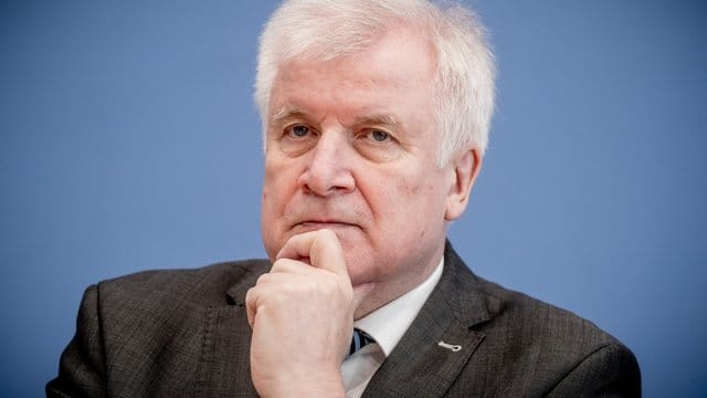 Horst Seehofer, hier bei einer Pressekonferenz Anfang Oktober, möchte die Inhalte des Koalitionsvertrags noch konsequenter umgesetzt sehen. Horst Seehofer, hier bei einer Pressekonferenz Anfang Oktober, möchte die Inhalte des Koalitionsvertrags noch konsequenter umgesetzt sehen.