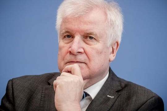 Horst Seehofer, hier bei einer Pressekonferenz Anfang Oktober, möchte die Inhalte des Koalitionsvertrags noch konsequenter umgesetzt sehen.