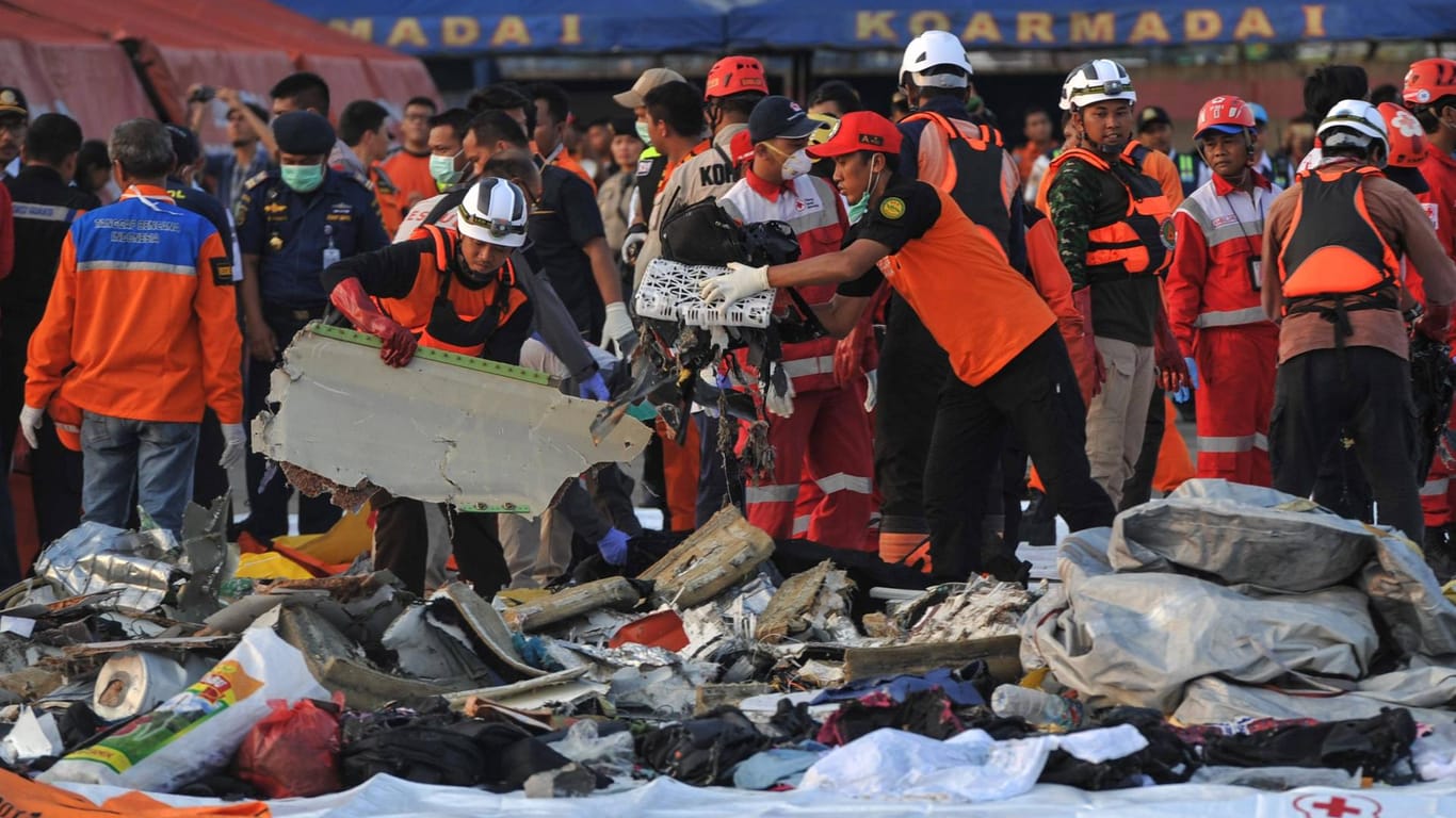 Hilfskräfte mit Trümmern der verunglückten Lion-Air-Maschine: Vermutlich starben bei dem Absturz 188 Menschen.