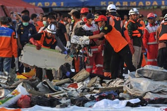 Hilfskräfte mit Trümmern der verunglückten Lion-Air-Maschine: Vermutlich starben bei dem Absturz 188 Menschen.