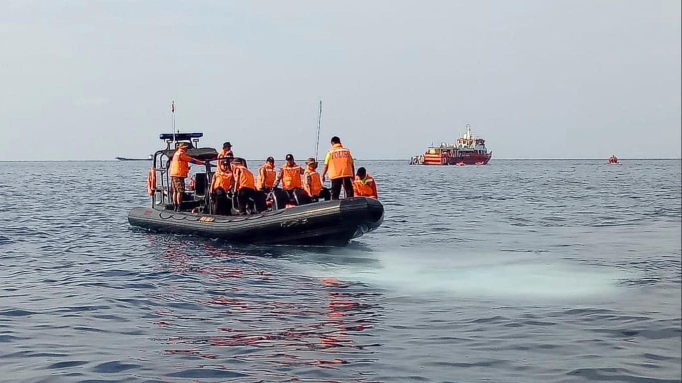 Rettungskräfte suchen nach Wrackteilen und Opfern: Beim Absturz einer indonesischen Passagiermaschine sind mehr als 180 Menschen ums Leben gekommen.