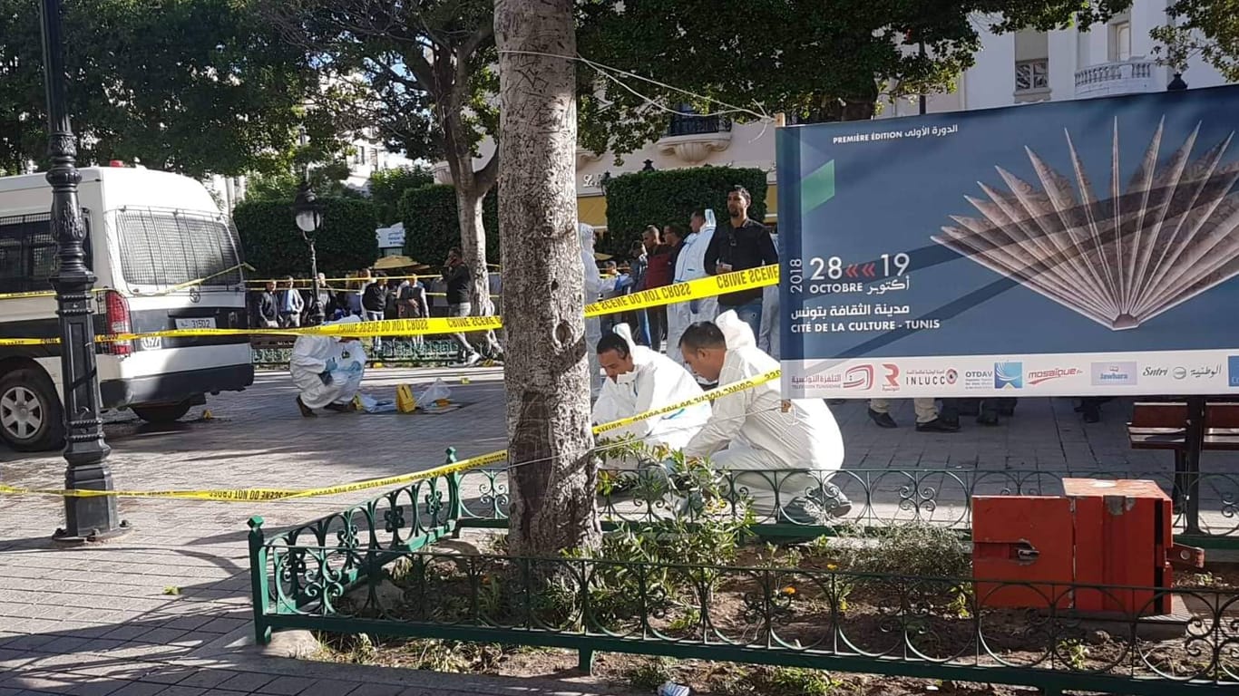 Der Ort des Anschlags in Tunis: Forensik-Experten suchen nach Spuren.
