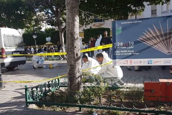 Der Ort des Anschlags in Tunis: Forensik-Experten suchen nach Spuren.