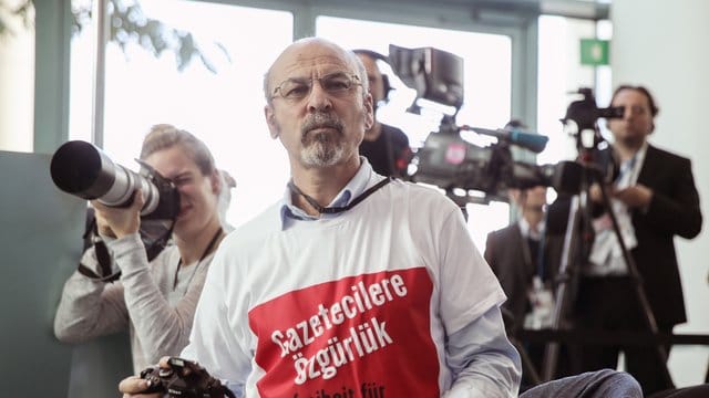 Ertugrul Adil Yigit Ende September bei der gemeinsamen Pressekonferenz von Merkel und Erdogan in Berlin. Ertugrul Adil Yigit Ende September bei der gemeinsamen Pressekonferenz von Merkel und Erdogan in Berlin.