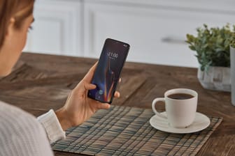 Das neue OnePlus 6T: Der Hersteller aus China hat sein Erfolgsmodell OnePlus 6 grundlegend überarbeitet und mit ein paar Innovationen ausgestattet.