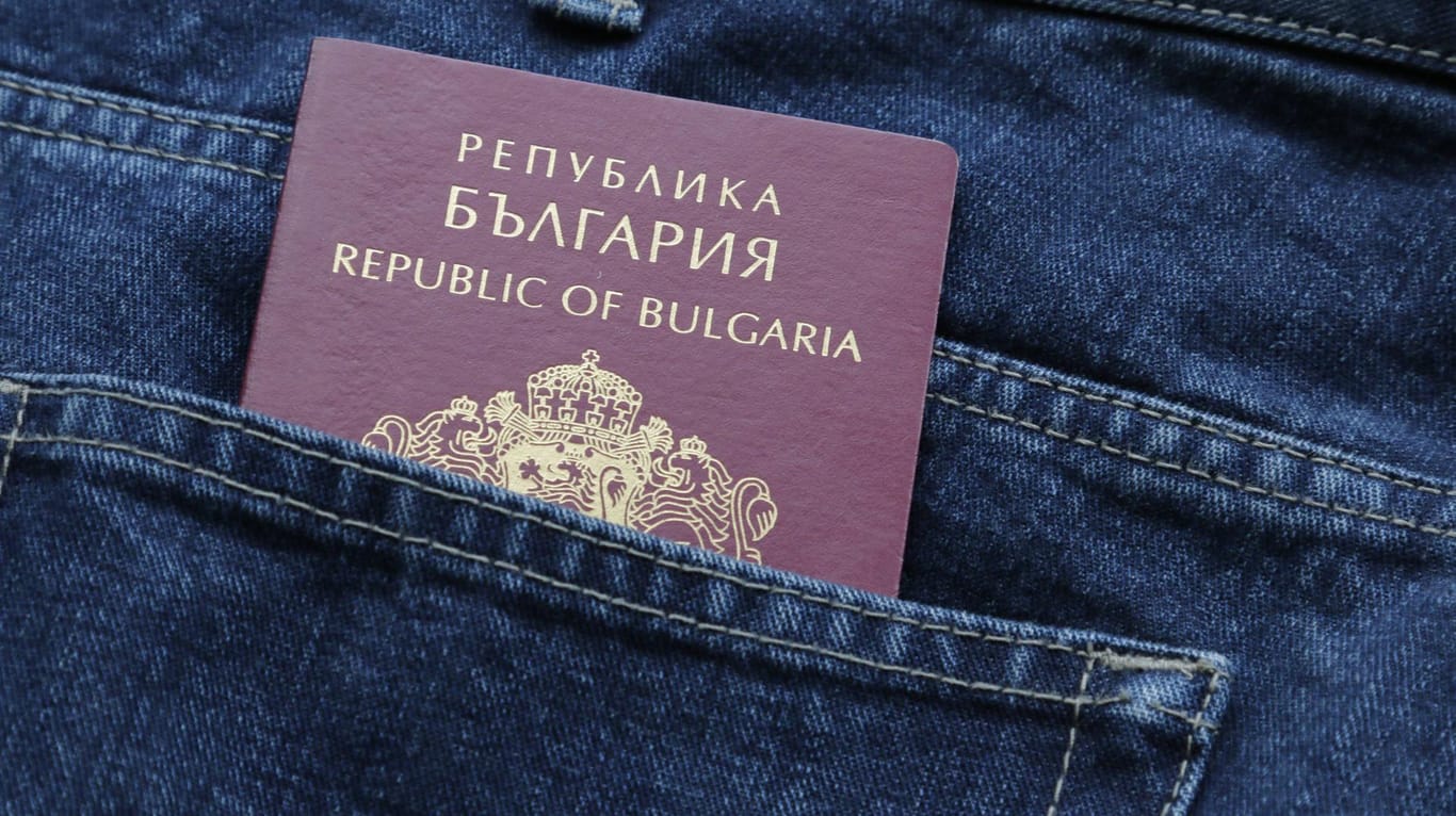 Bulgarischer Reisepass (Symbolbild): Der betreffenden Behörde wird vorgeworfen, wöchentlich 30 Pässe an nicht berechtigte Personen ausgestellt zu haben.