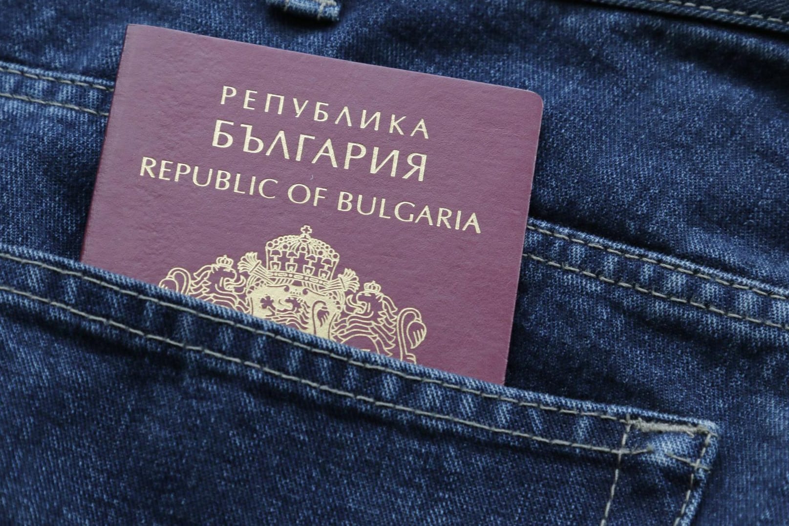 Bulgarischer Reisepass (Symbolbild): Der betreffenden Behörde wird vorgeworfen, wöchentlich 30 Pässe an nicht berechtigte Personen ausgestellt zu haben.