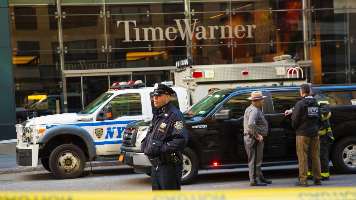 Polizist steht Wache vor dem Time Warner Gebäude, dem Hauptsitz von CNN (Archivbild): Schon letzte Woche konnte eine an den Nachrichtensender adressierte Briefbombe abgefangen werden. Jetzt wird jede Postsendung außerhalb des Gebäudes geprüft.