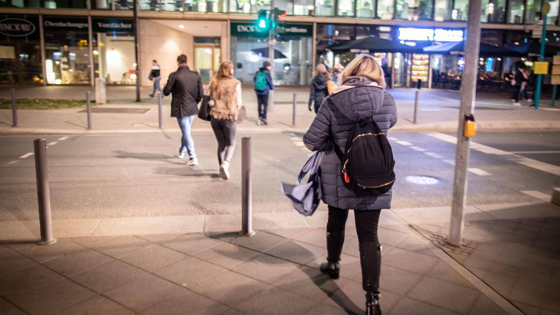 Von der Evakuierung betroffene Menschen verlassen das Europaviertel in Frankfurt: Rund um den Fundort wurde eine Sicherheitszone errichtet. Betroffen davon sind rund 16.000 Menschen. Von der Evakuierung betroffene Menschen verlassen das Europaviertel in Frankfurt: Rund um den Fundort wurde eine Sicherheitszone errichtet. Betroffen davon sind rund 16.000 Menschen.