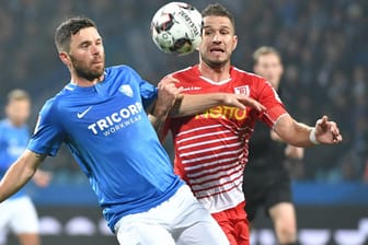 Duell auf Augenhöhe: Bochums Tim Hoogland (l.) und Regensburgs Marco Grüttner kämpfen um den Ball.