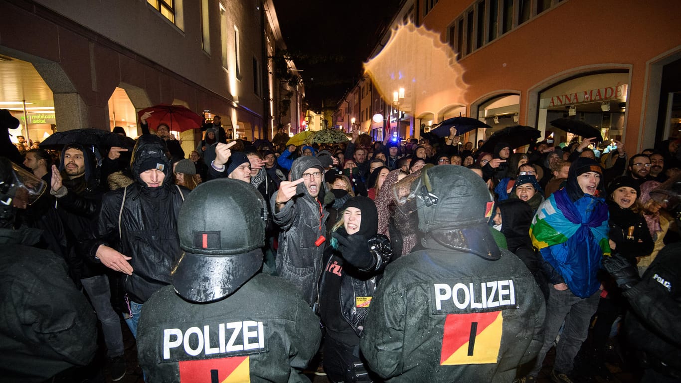 Demonstranten protestieren gegen eine AfD-Demonstration: Bis zu 500 AfD-Sympathisanten und 1500 Gegner sind in Freiburg auf die Straße gegangen.