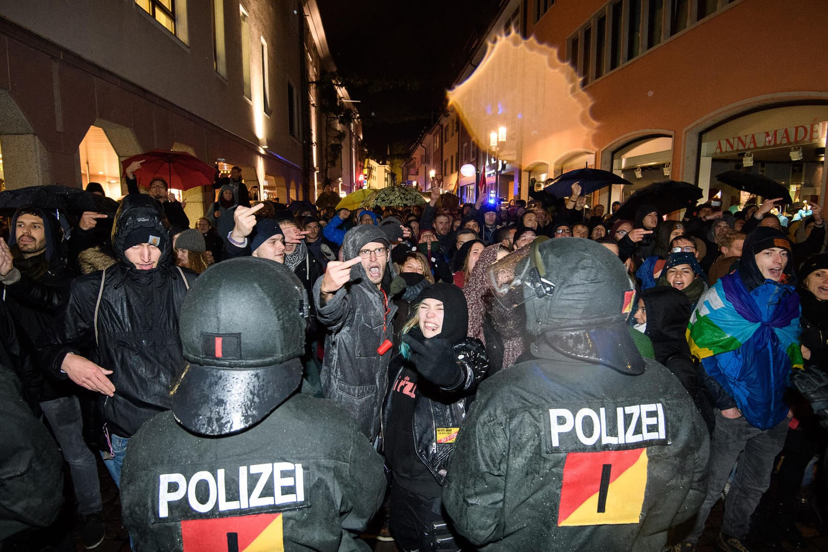 Demonstranten protestieren gegen eine AfD-Demonstration: Bis zu 500 AfD-Sympathisanten und 1500 Gegner sind in Freiburg auf die Straße gegangen.