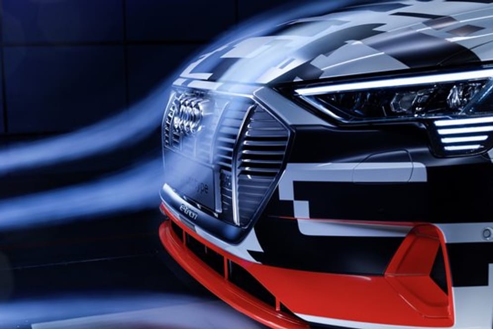 Vorhang auf und wieder zu: Zugunsten besserer Aerodynamik können manche Autos wie etwa der Audi E-Tron den Kühler mit Hilfe von Jalousien nur dann öffnen, wenn der Motor zusätzliche Kühlung wirklich benötigt.