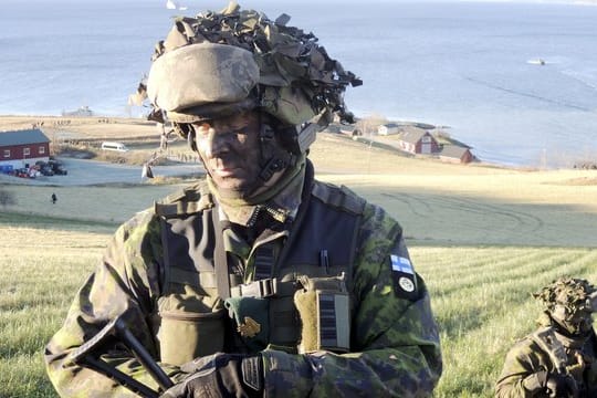 Ein NATO-Soldat während einer Übung in Trondheim.