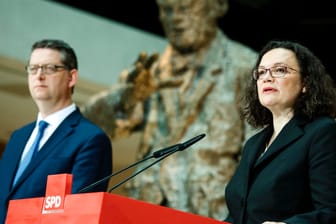 Der hessische SPD-Spitzendkandidat Thorsten Schäfer-Gümbel und Parteichefin Andrea Nahles treten im Willy-Brandt-Haus in Berlin vor die Presse: Die Sozialdemokraten verloren bei der Landtagswahl in Hessen mehr als zehn Prozent der Stimmen.