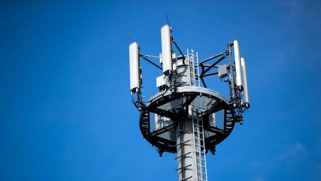 Mast mit verschiedenen Antennen: Der Mobilfunkstandard 5G ist derzeit ein großes Thema in der deutschen Industrie.