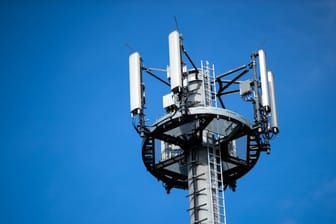 Mast mit verschiedenen Antennen: Der Mobilfunkstandard 5G ist derzeit ein großes Thema in der deutschen Industrie.