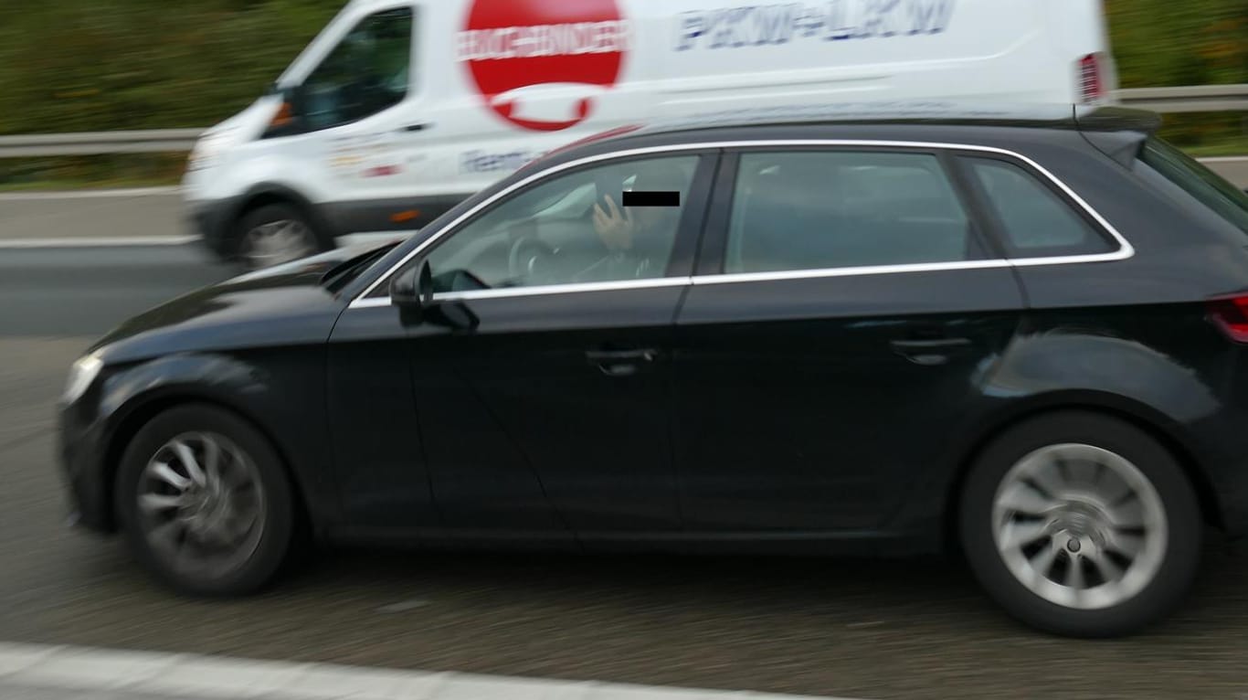 Ein Mann filmt den Unfall aus seinem Auto heraus: Die Polizei veröffentlichte mehrere Fotos von Gaffern.