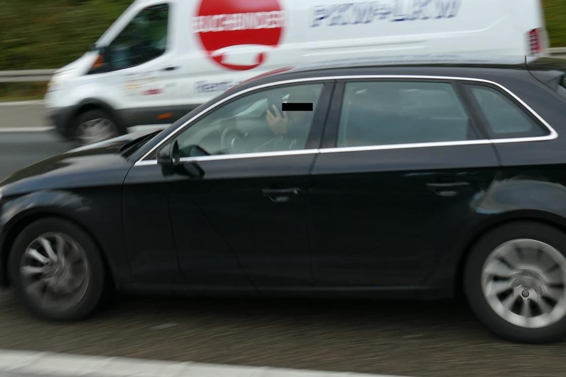 Ein Mann filmt den Unfall aus seinem Auto heraus: Die Polizei veröffentlichte mehrere Fotos von Gaffern.
