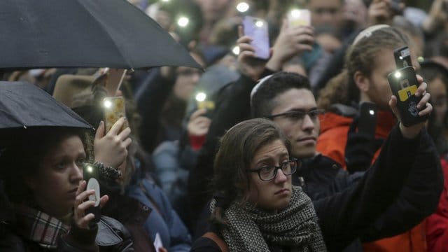 Menschen versammeln sich an der University of Michigan Diag zu einer Mahnwache als Reaktion an die Opfer des Attentats in Pittsburgh.