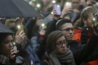 Menschen versammeln sich an der University of Michigan Diag zu einer Mahnwache als Reaktion an die Opfer des Attentats in Pittsburgh.