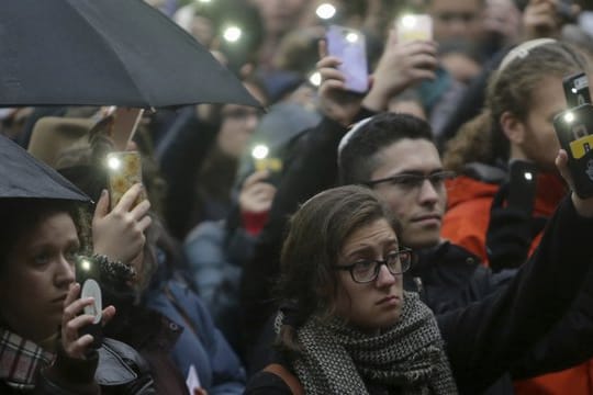 Menschen versammeln sich an der University of Michigan Diag zu einer Mahnwache als Reaktion an die Opfer des Attentats in Pittsburgh.