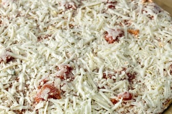 Tiefkühlpizza: Zurückgerufen werden Pizzen der Marke "Gustavo Gusto", die in Rewe-Märkten verkauft wurden. (Symbolbild)