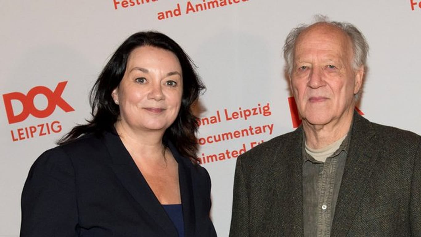 Festivaldirektorin Leena Pasanen und der Regisseur Werner Herzog bei der Eröffnung des Dokumentarfilmfestivals DOK Leipzig.