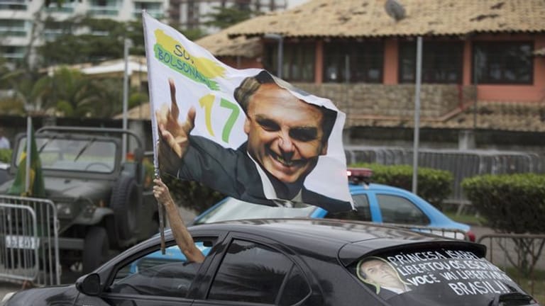 Ein Bolsonaro-Anhänger demonstriert vor der Residenz des neuen Präsidenten seine Freude über den Wahlausgang.