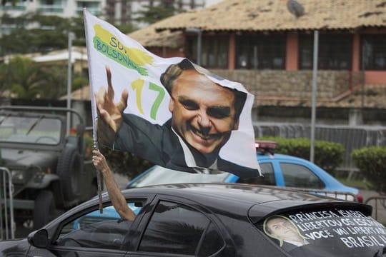 Ein Bolsonaro-Anhänger demonstriert vor der Residenz des neuen Präsidenten seine Freude über den Wahlausgang.