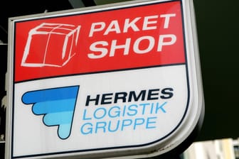 Paket Shop der Hermes Logistik Gruppe: Um die mit der Paketflut verbundenen Kosten abzufedern, verlangt Hermes in diesem Jahr erstmals einen sogenannten Peak-Zuschlag.