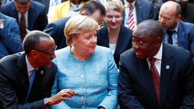 Bundeskanzlerin Angela Merkel zusammen mit Paul Kagame (L), dem Staatspräsidenten von Ruanda, und Cyril Ramaphosa, Staatspräsident von Südafrika.