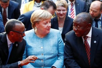 Bundeskanzlerin Angela Merkel zusammen mit Paul Kagame (L), dem Staatspräsidenten von Ruanda, und Cyril Ramaphosa, Staatspräsident von Südafrika.