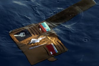 Die Brieftasche eines Opfers des Absturzes schwimmt im Ozean.